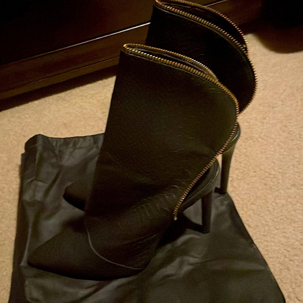 Sexy snake skin black boot with zipper trim